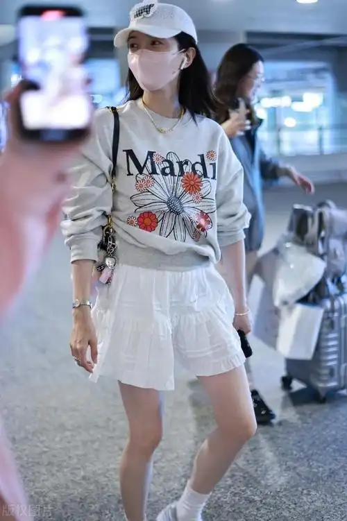 江疏影落地上海机场,身穿白色超短裙活泼少女