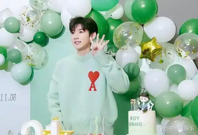 近日,歌手王源迎来了22岁的生日,前组合tfboys成员易烊千玺,王俊凯卡