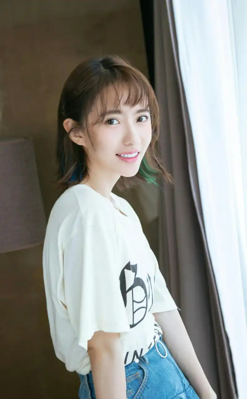 刘萌萌高清写真美图:芙蓉如面,美丽动人