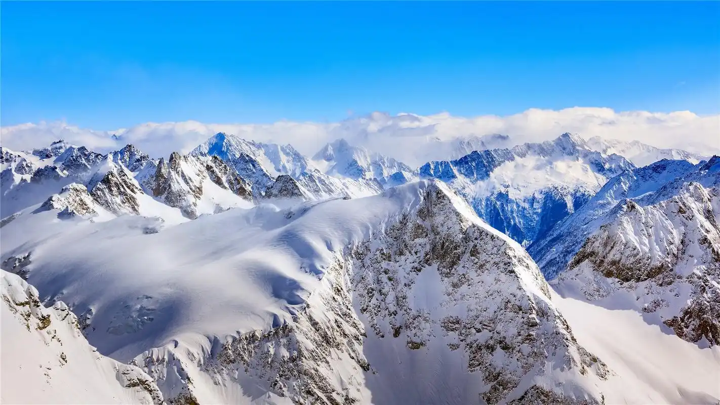 巍峨雪山美景高清桌面壁纸.