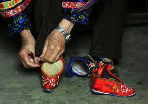 中国最后的小脚女人…三寸金莲,文字,摄影:刘忠仁於2017.2.28摄