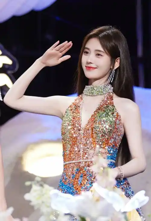 鞠婧祎红毯造型太惊艳,金色流彩亮片礼服长裙,优雅高贵又时尚_设计