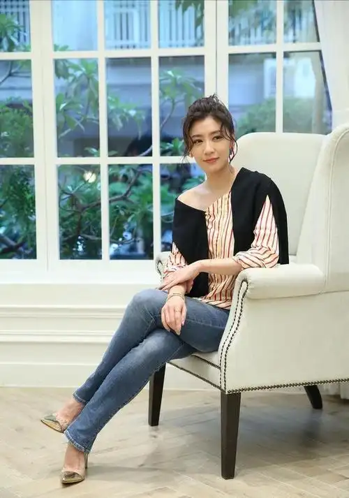 贾静雯的脚(贾静雯惊艳全部写真)-天晟网