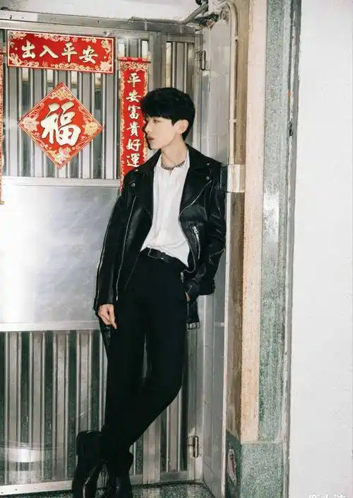 白敬亭演硬朗特警毫不违和,穿衣显瘦脱衣有肉,真是行走的荷尔蒙_外套