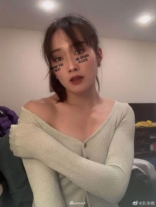 女飞人孔令微戴墨镜晒搞怪自拍