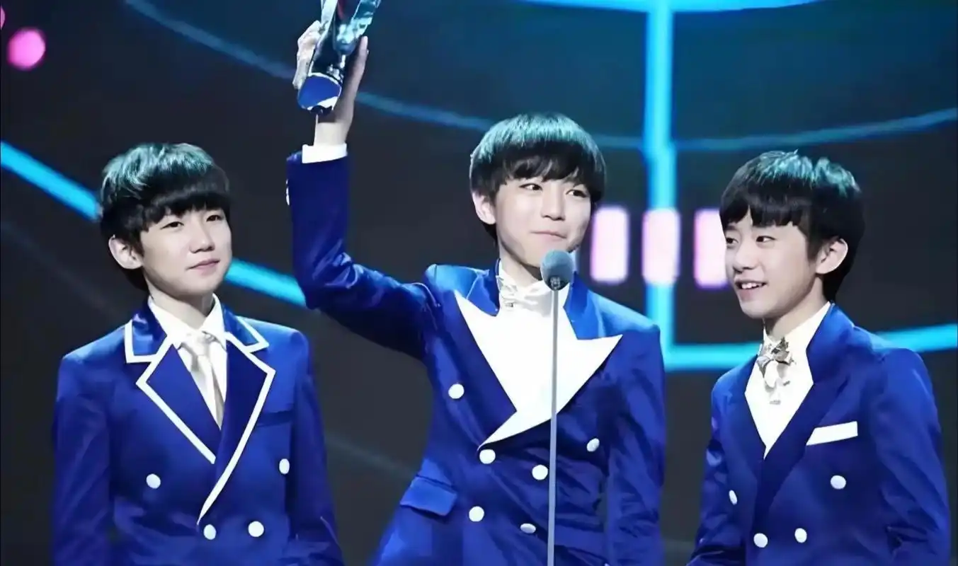大家好我们是 tfboys