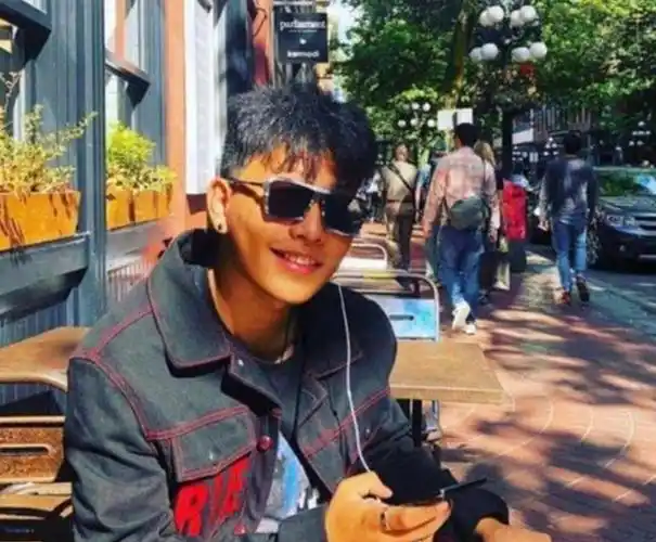 陈坤儿子近照曝光19岁戴耳钉握电子烟痞帅母亲身份至今成谜