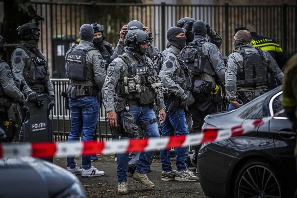 荷兰国家警察特别干预处(dsi) 使用的各种无人机和投掷机器人,有些是