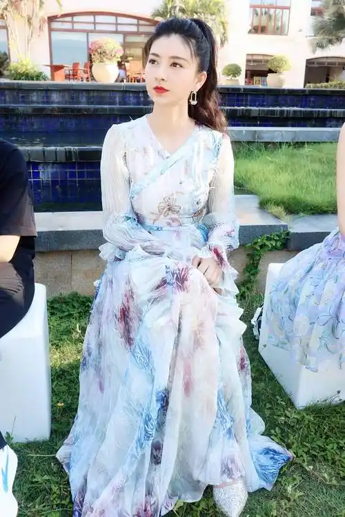 沈眉庄斓曦也高调起来穿裸色礼裙高贵大气丰润身材很迷人