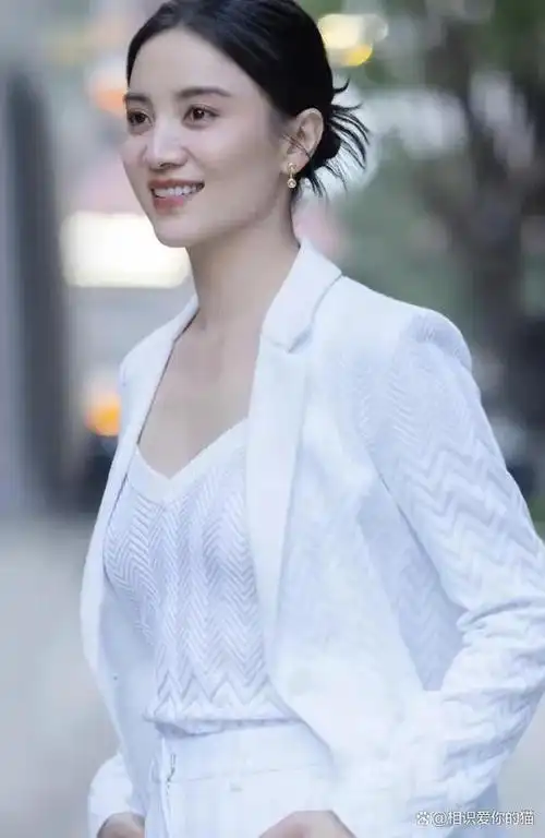 于是,一大早,宋佳就叫人打车去给她送饼干.