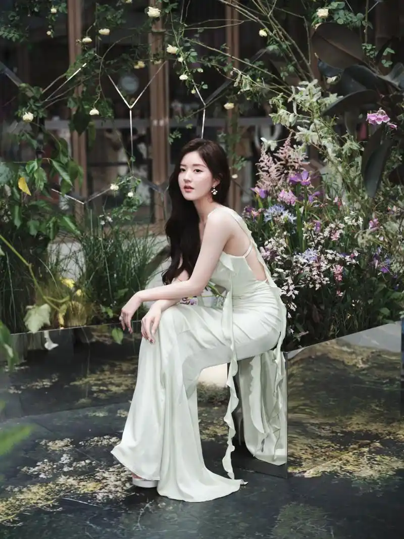 赵露思今日活动造型,薄荷绿吊带长裙勾勒好身材,夏日里的一抹清新