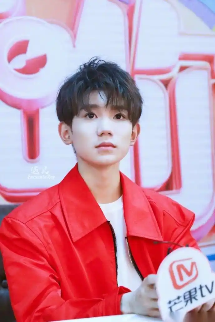 王源接受媒体采访,身着红色外套的精致男孩,红红火火,帅气有型,颜值