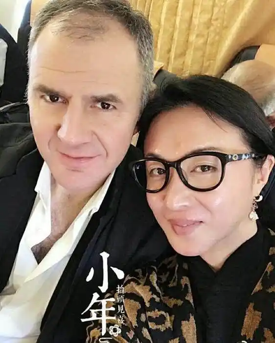 金星和老公汉斯近照罕见曝光,50岁金姐这个行为不仅喂狗粮还暖心