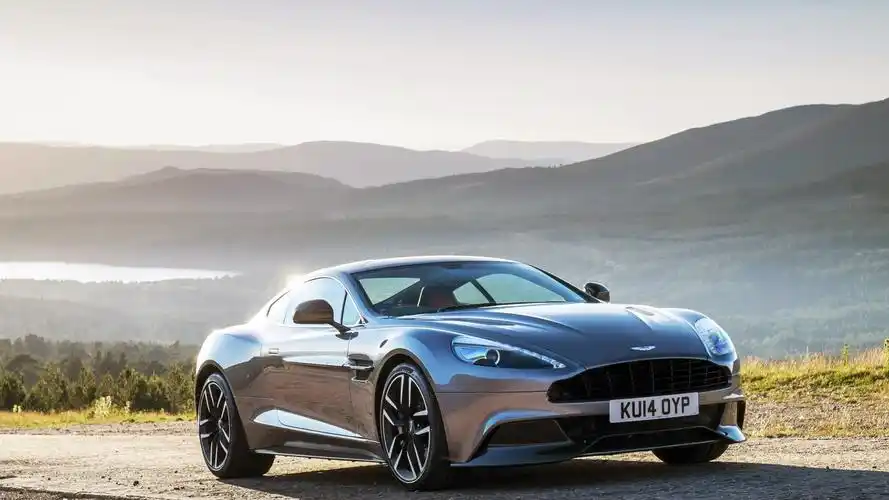 个性炫酷跑车壁纸_疾驰帅气的跑车