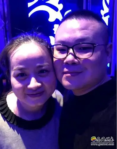 岳云鹏晒出和老婆ktv唱歌照片两个人大秀恩爱