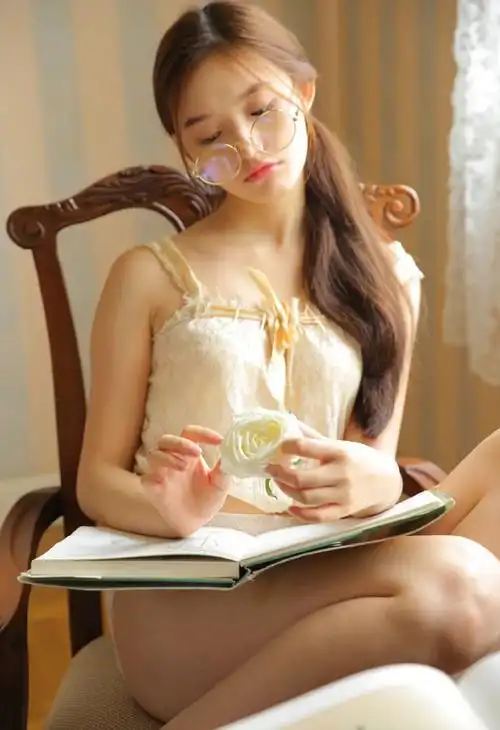 林允清纯又略带性感点内衣写真