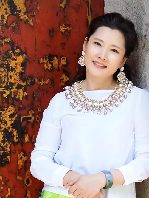 因长相太美无人敢追父亲为她不再续娶何赛飞的魅力究竟有多大