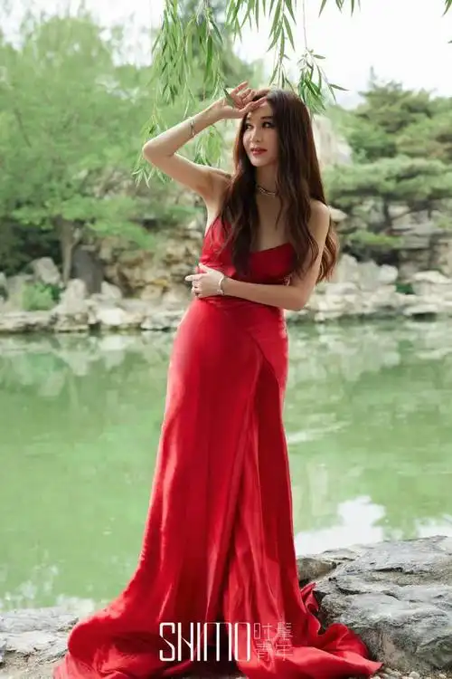 56岁温碧霞最新大片穿深v红裙性感妩媚最美妲己少女感满满