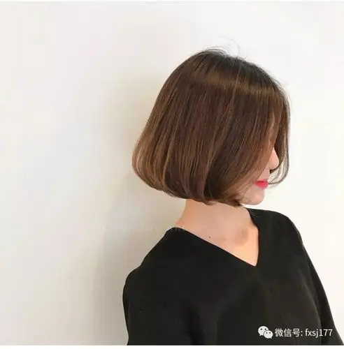 中分的适合两边脸颊宽的妹子,尤其是方脸,中分搭配内扣的c卷烫,非常修