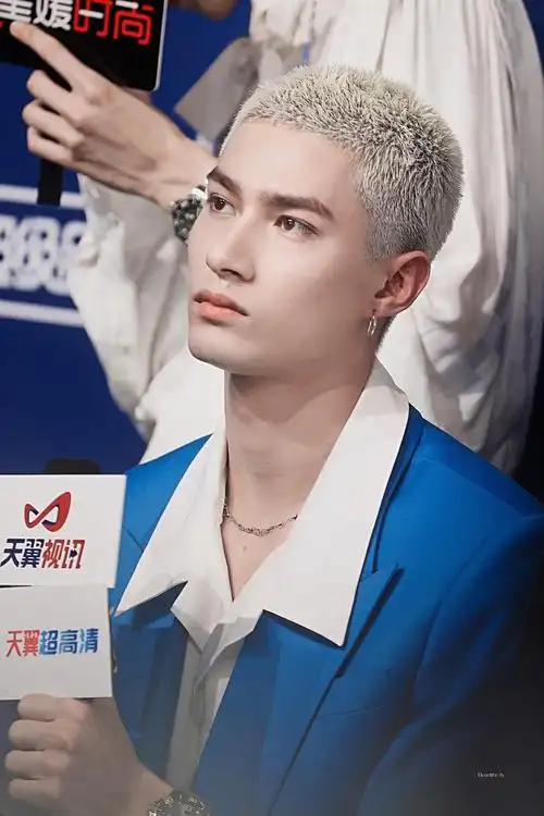 米卡|活动造型 蓝色西装77白衬衫……_高清图集_新浪网