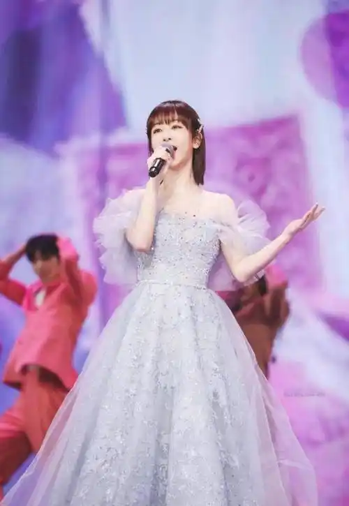 杨紫真的和公主一样,穿粉美的纱裙太甜了,颜值是真的高_裙子_身材