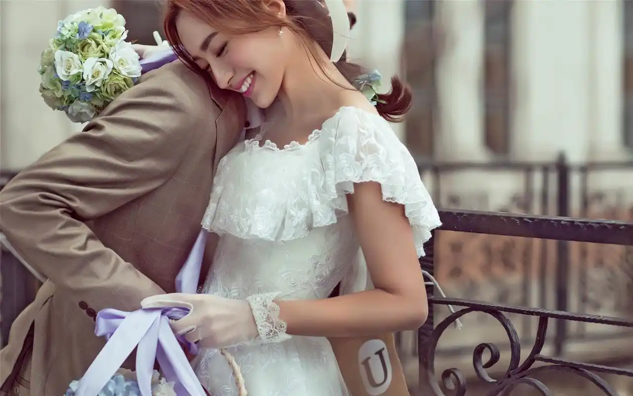 幸福情侣简单浪漫的婚纱照高清壁纸图片