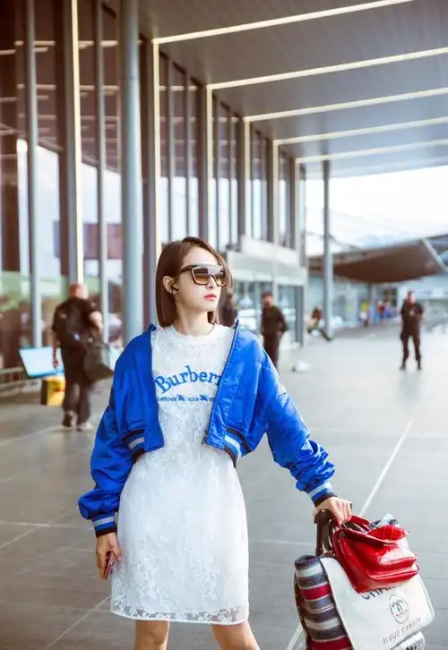 古灵仙气美女宋茜街拍甜美爽朗笑容休闲服饰写真