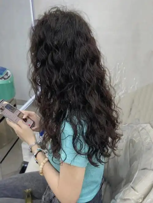 当下最流行的羊毛卷发型值得尝试