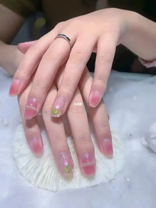 夏日美甲郁金香墨镜粉美甲款式