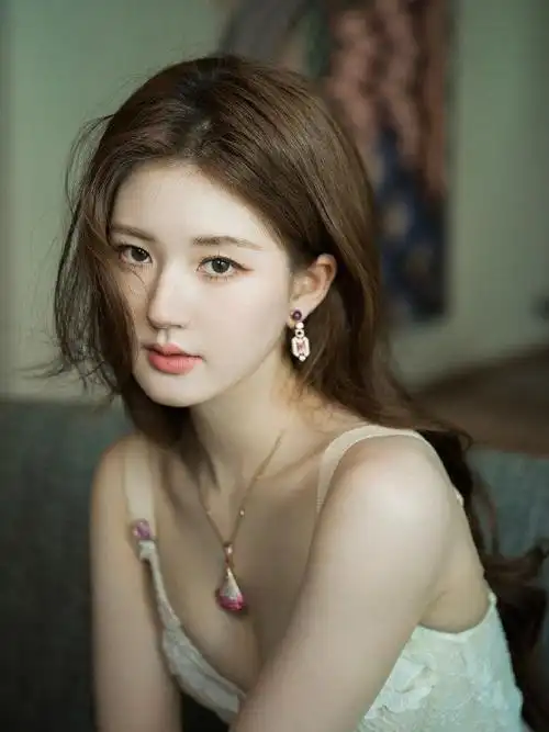 赵露思一组柔美的吊带蕾丝裙写真图集