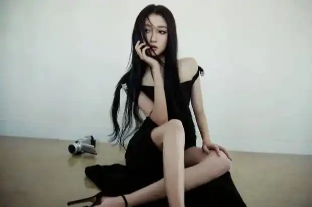 8月19日关晓彤工作室晒出了一组关晓彤的最新红毯造型图纯黑一字肩