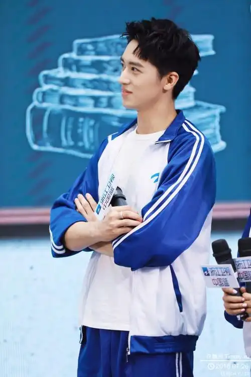 许魏洲穿蓝白校服亮相《爱情进化论》开播发布会,皮