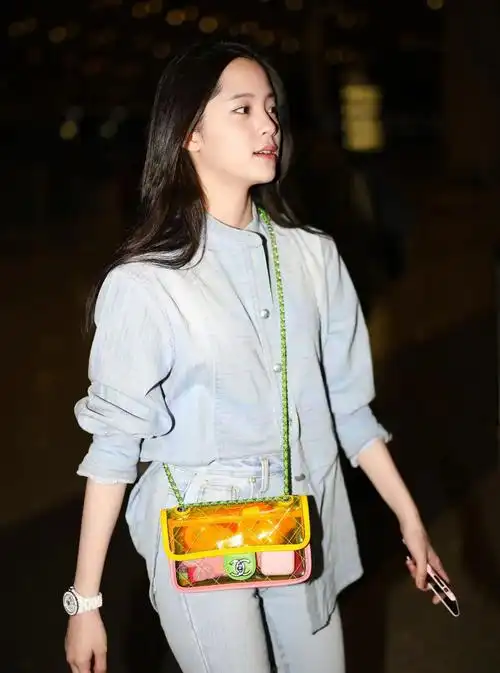 最近几年,classic flap又衍生出了很多时髦款式,像欧阳娜娜这样的00后