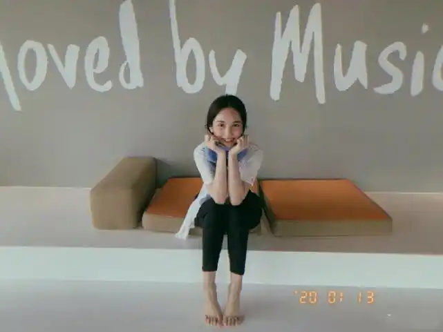 35岁杨丞琳素颜健身秀长腿,升级人妻后逆生长