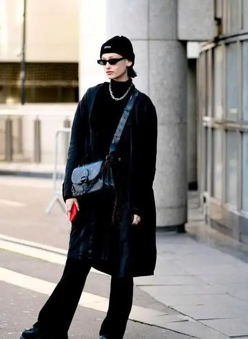 压箱底的黑色打底衫没想到还能这样穿轻松解决内搭烦恼