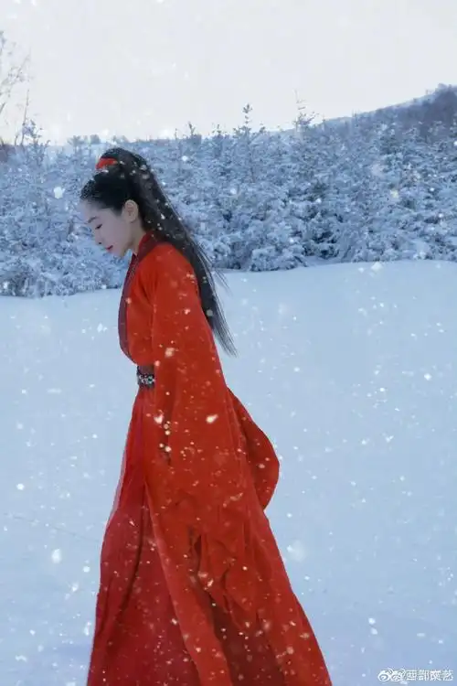 演员@陶昕然晒出一组雪地红衣古装照,在零下25度的崇礼拍了这样一组美