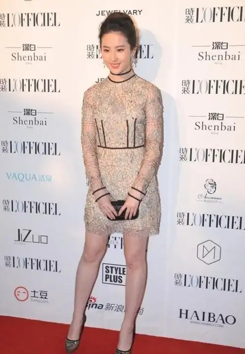 刘亦菲难得高调穿薄纱透视裙不配底衬看得出挺有个性的