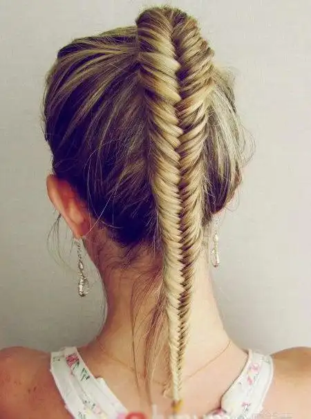 高挑的马尾麻花辫