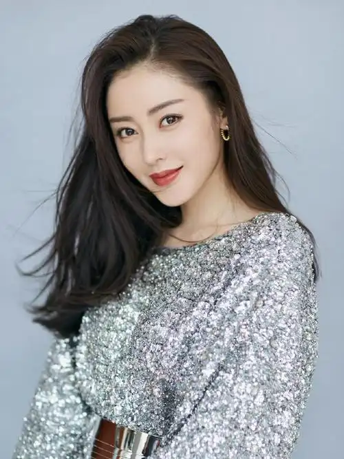 张天爱的五官明艳又大气,英气不失甜美,一眼就能看到的大美女长相!