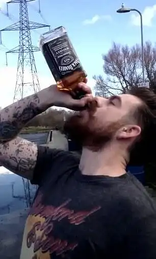 威廉姆斯喝酒视频截图.