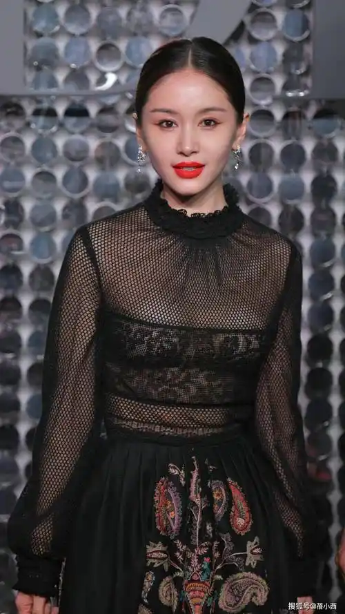 王子文穿上一条时髦的黑色透视连衣裙,个子不高,但是身材却很有料-爱