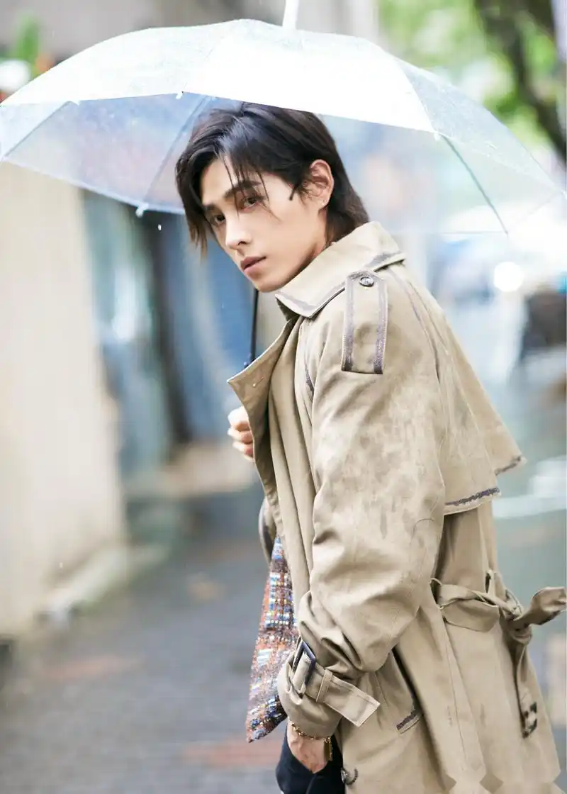 欢娱影视演员洪尧初秋街拍大片曝光,卡其色长款风衣搭配黑色休闲长裤
