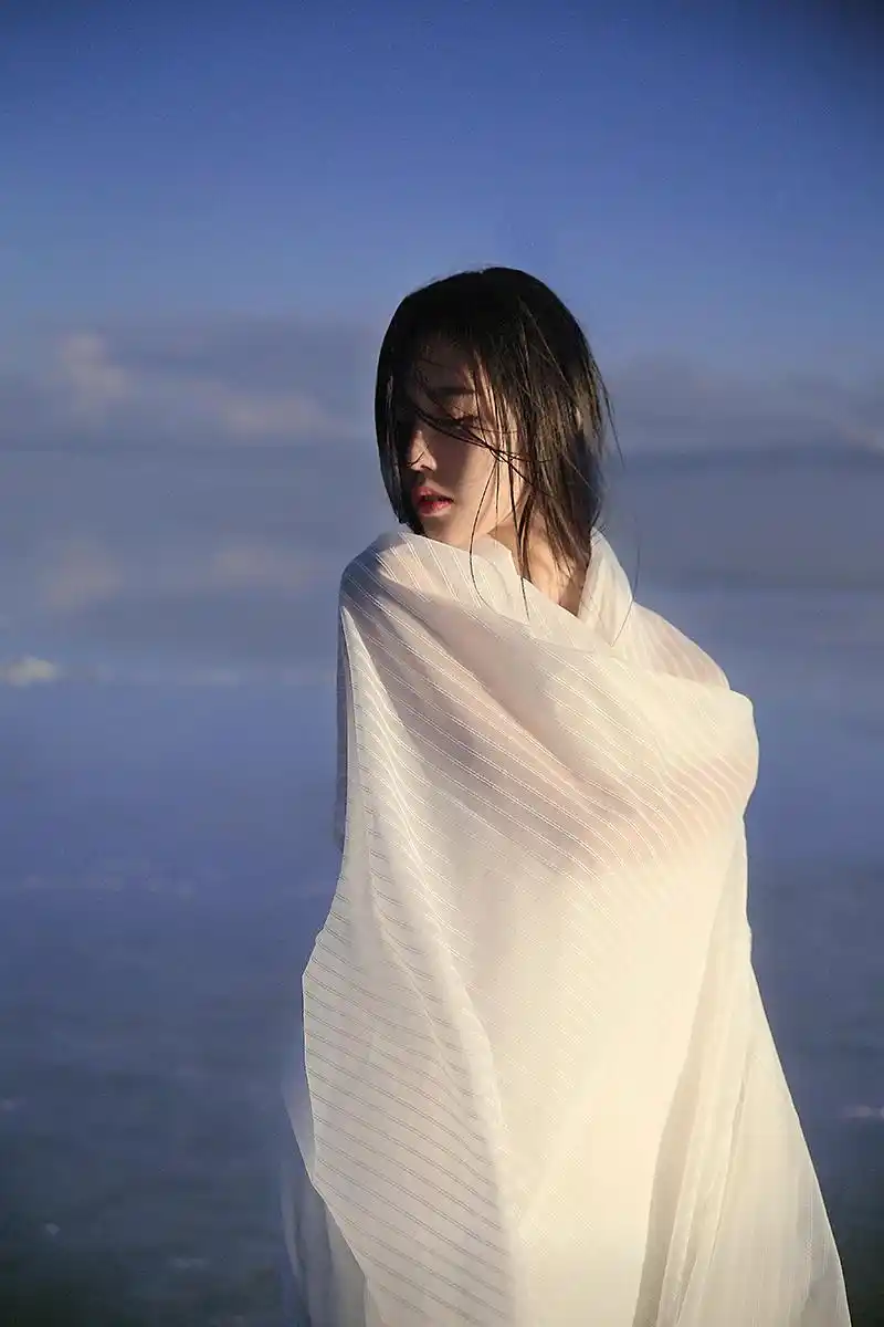 湖边的恋人唯美人像手机壁纸