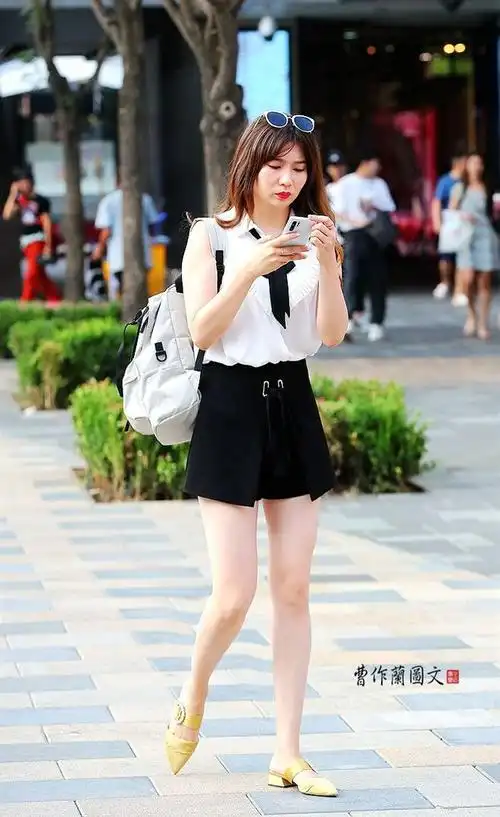 街拍用凉鞋搭配秋装的美女