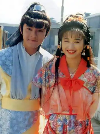 80后的经典回忆,日月神剑:张卫健的空气刘海扑面而来的鲜嫩