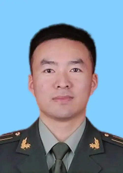 2019年,于长钦在解放军某部工作时的军装证件照.