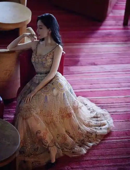 杨幂的颜值和身材真是出众穿斜肩礼服秀天鹅颈优雅有气质
