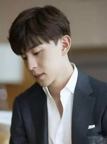 板寸头太突出,早年校服照流出,邓伦的颜值还能打吗?