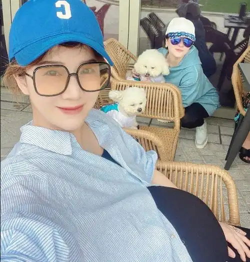 李念怀孕后现身阔太聚会孕8月肚大如罗宝宝小名曝光疑似男孩