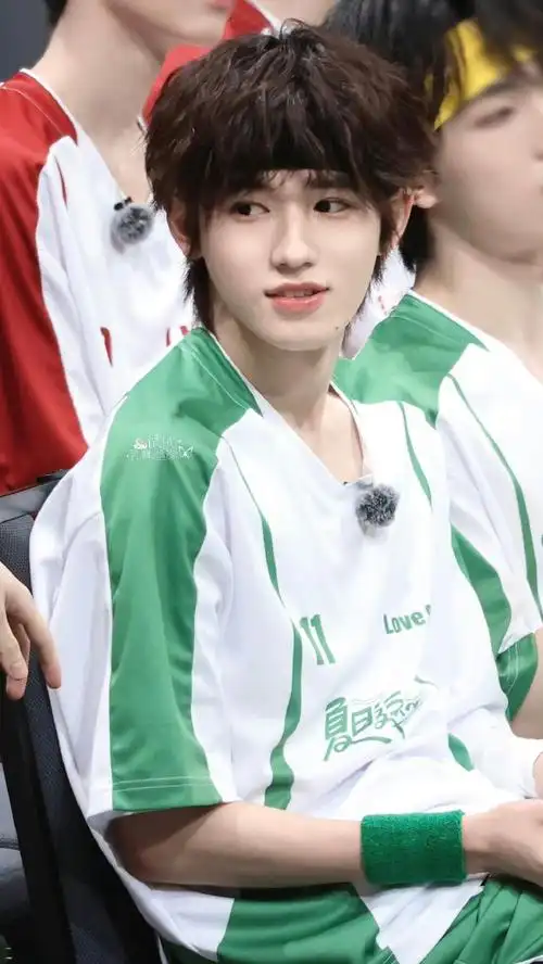 今日存图第一波,喝水小猪蒙眼小猪,可爱小猪@时代少年团-宋亚轩